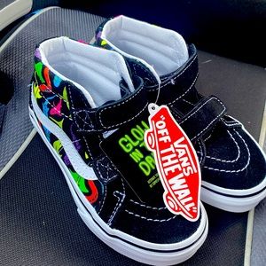 Toddler boys Van Sneakers with fishes on them brand new never worn